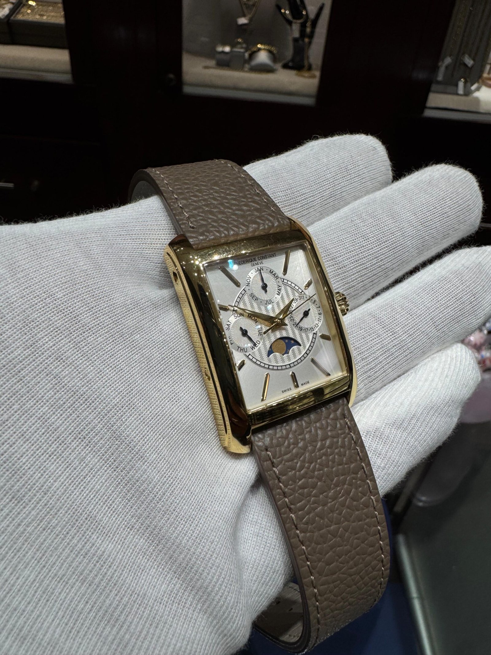 frederique-constant-carree-annual-calendar-cuarzo-oro